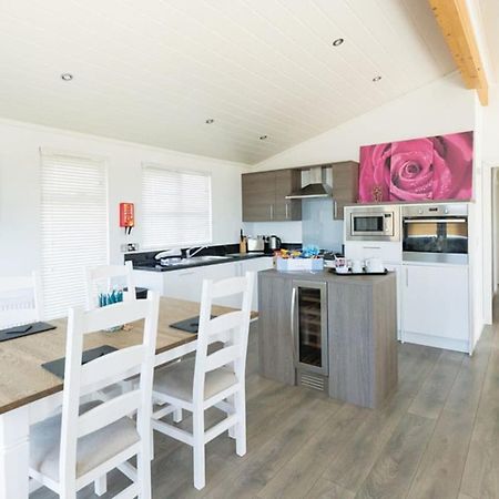 Fishguard Bay Resort Llanllawer Экстерьер фото