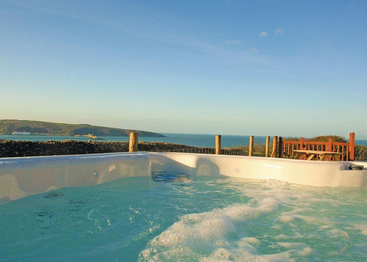 Fishguard Bay Resort Llanllawer Экстерьер фото