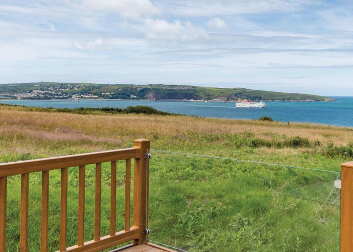Fishguard Bay Resort Llanllawer Экстерьер фото