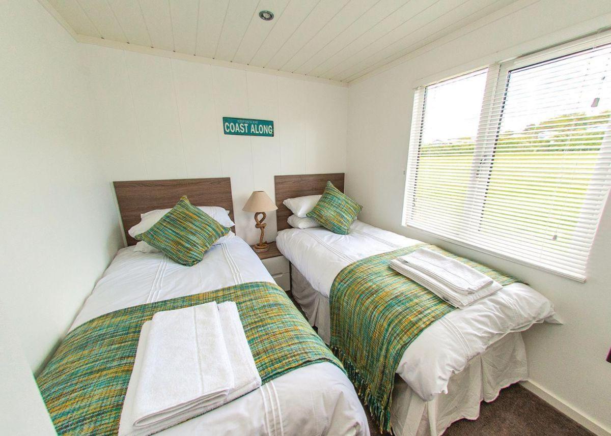 Fishguard Bay Resort Llanllawer Экстерьер фото